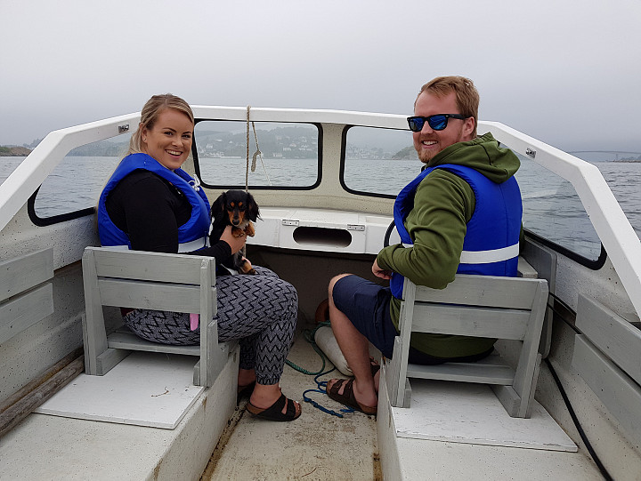 Par og hund i båt