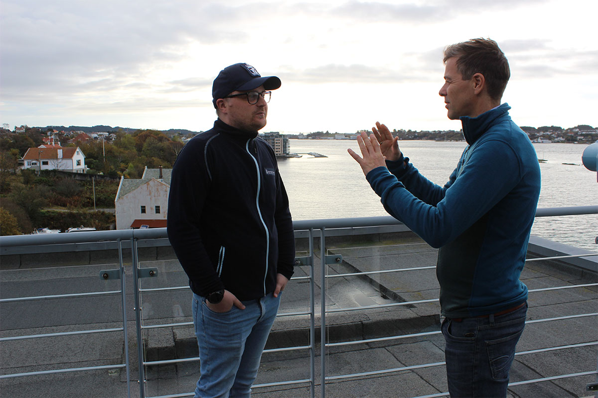 Sjøfartsdirektør Knut Arild Hareide og prosjektleder for høyhastighetsbeviset, Ole-Andreas Stræte, diskuterer viktigheten av innføringen av beviset.