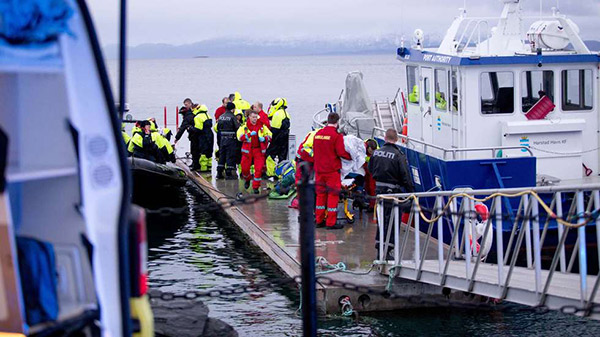 På bildet ser du ambulansepersonell og politi som hjelper til etter ulykke med RIB-båten Hugin.