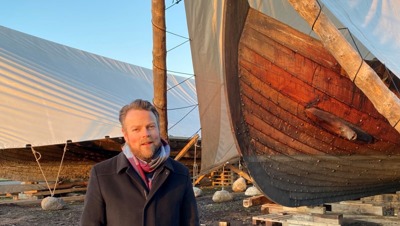 Næringsminister Torbjørn Røe Isaksen besøker Tønsberg havn der Saga Oseberg vikingskip ligger. Foto: Nærings- og fiskeridepartementet 