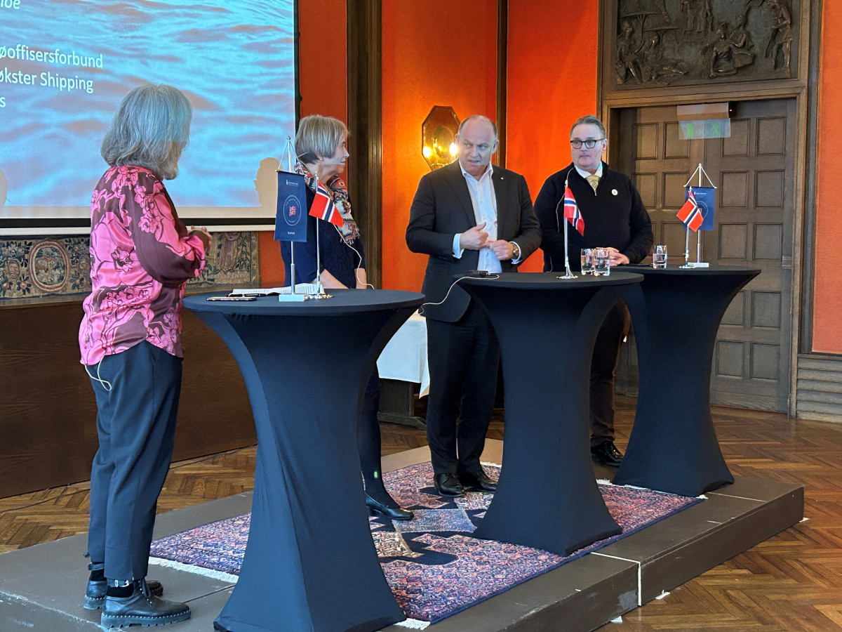 Moderator Christine Korme (Rederiforbundet), Anne Jorunn Møkster (Møkster Shipping AS), Andreas Enger (Höegh Autoliners) og Hans Sande (Norsk Sjøoffisersforbund).