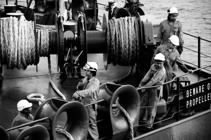 Bildet viser sjøfolk i arbeid