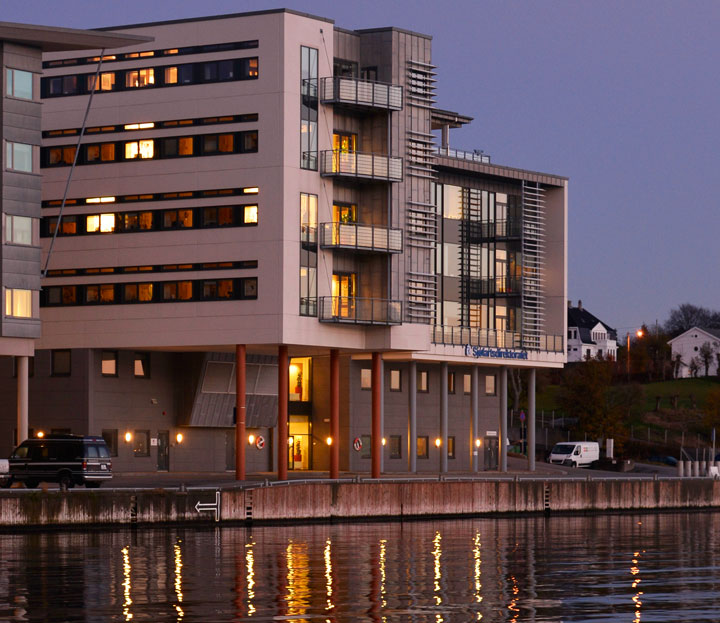 Foto av Sjøfartsdirektoratets fasade mot Karmsundet
