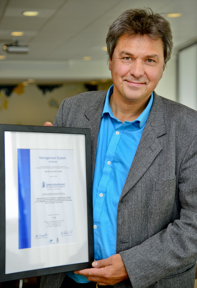 Sjøfartsdirektør Olav Akselsen med sertifikatet for ISO 9001